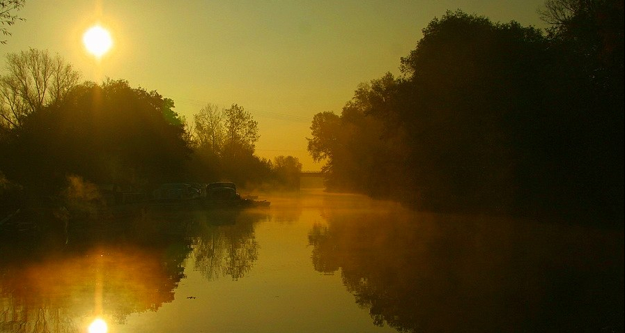 Dawn over the river Bure at Wroxham.jpg